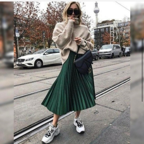 Zara Emerald Green Accordion Pleated Midi Skirt, Size Medium - Picture 2 of 7